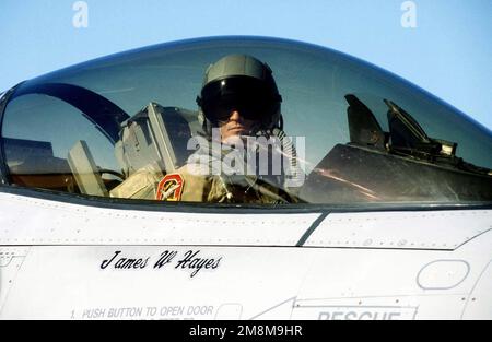 LE capitaine JAMES Hayes de l'armée DE l'air AMÉRICAINE, un pilote de la réserve de l'Indiana, se prépare à décoller de la base aérienne de Moron, en Espagne, pour rentrer aux États-Unis. Le CPT Hayes vient de terminer une visite de 90 dans le golfe et s'est arrêté à la base aérienne de Moron, en Espagne, pour le repos de l'équipage. Base: Moron Air base État: Sevilla pays: Espagne (ESP) Banque D'Images