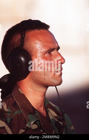 Un portrait informel du SERGENT D'ÉTAT-MAJOR Paul Irwin, un chef d'équipage F-15 de la 18th Fighter Wing, base aérienne de Kadena, au Japon, montre les effets de la chaleur australienne lorsqu'il lance son avion. Il participe au plus grand exercice de défense aérienne d'Australie, PITCH BLACK '96, qui s'est tenu sur les bases de la RAAF à Darwin, et Tindal dans le territoire du Nord et le rideau de la RAAFB en Australie occidentale. Les forces américaines, y compris les chasseurs F-16 et F-15 de la Force aérienne, les bombardiers B-52, les navires-citernes KC-10, les transports C-141 et les systèmes d'alerte et de contrôle aéroportés E-3. Les troupes de la marine et de l'armée se sont associées à des troupes d'Australie et Banque D'Images