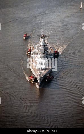 Vue aérienne du cuirassé DU WISCONSIN (BB-64) manoeuvré par six remorqueurs commerciaux en amont du chantier naval de Norfolk à Portsmouth pour un entreposage de réserve. Le navire a été déplacé de Philadelphie quand cette installation a été fermée. Base: Hampton roadstead État: Virginie (va) pays: Etats-Unis d'Amérique (USA) Banque D'Images