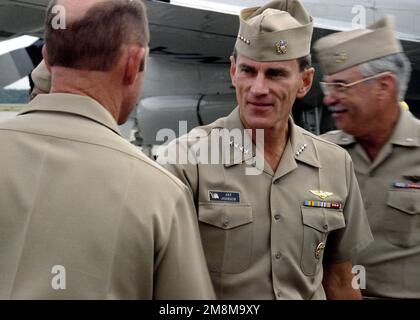 LE CHEF PRINCIPAL (MCPO) Higenbotham accueille l'amiral de LA MARINE américaine (ADM) Jay Johnson, CHEF des opérations navales (CNO) lors d'une visite à la base aérienne navale Cecil Field, en Floride. Base: Naval Air Station, Cecil Field État: Floride (FL) pays: Etats-Unis d'Amérique (USA) Banque D'Images