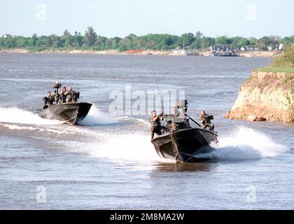 Deux feux de bateau de patrouille (PBL)S de l'unité spéciale de bateau (SBU-26) Panama, démontrent les techniques de soutien à l'insertion amphibie au cours de la phase 6 de L'OPÉRATION UNITAS 37-96 menée au Paraguay. SBU-26 et Marines de la II Marine Expeditionary Force (MEF) Camp Lejeune, Caroline du Nord, ont mené des exercices d'entraînement avec les forces marines et navales du Paraguay. Deux feux de bateau de patrouille (PBL)ÕS de l'unité spéciale de bateau (SBU-26) Panama, démontrent les techniques de soutien à l'insertion amphibie au cours de la phase 6 de L'OPÉRATION UNITAS 37-96 menée au Paraguay. SBU-26 et Marines du camp L de la II Marine Expeditionary Force (MEF) Banque D'Images