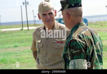 LE vice-amiral William J. Fallon de la Marine AMÉRICAINE parle avec LT. COLONNE Lefebvre, commandant, 3D Bataillon, 8th Marines, tout en visitant les installations des migrants du Camp Bravo pendant l'opération. Cette opération du Commandement de l'Atlantique des États-Unis a déployé la Force aérienne de contingence de la II Force expéditionnaire maritime (MEF), pour traiter plus de 100 migrants chinois. Objet opération/série: OPÉRATION MARATHON base: Guantanamo Bay pays: Cuba (CUB) Banque D'Images