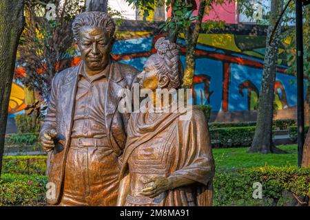 Statues de bronze de l'artiste mexicain Frida Kahlo et de son mari le muraliste mexicain Diego Rivera par Gabriel Ponzanelli dans le parc Frida Kahlo de Coyoacan, Mexico, Mexique. Banque D'Images