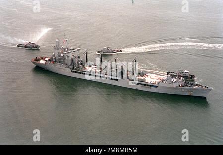 Vue aérienne à tribord de l'arc de la flottille USS PLATTE (AO-186) en train d'être rencontré par trois remorqueurs de cour de la Marine (YTB). On vaporise de l'eau comme un accueil de bienvenue à la maison. Le PLATTE revient d'un déploiement méditerranéen. Base: Hampton roadstead État: Virginie (va) pays: Etats-Unis d'Amérique (USA) Banque D'Images