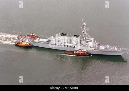 Vue aérienne à tribord du destroyer de missile guidé USS RAMAGE (DDG-61) assisté vers le quai par trois remorqueurs civils. Le RAMAGE, avec d'autres unités de la Sixième flotte, revient d'un déploiement méditerranéen. Base: Hampton roadstead État: Virginie (va) pays: Etats-Unis d'Amérique (USA) Banque D'Images