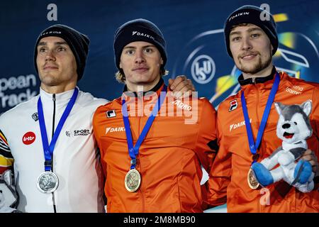 GDANSK - Jens van 't Wout prend l'or sur les 1500 mètres, le bronze Frison Emons et l'argent belge Stijn Desmet le jour 2 des Championnats européens de patinage de vitesse sur piste courte. ANP RONALD HOOGENDOORN Banque D'Images