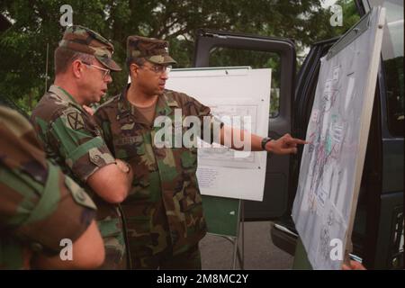 MAJ. GÉN. Lawson W. Magruder III, commandant général de l'armée américaine Sud (USARSO) (à gauche), reçoit un exposé du col. Brad M. Beasley, commandant, fort Buchanan, sur les sites militaires de la région. Base: Fort Buchanan, San Juan État: Puerto Rico (PR) pays: Etats-Unis d'Amérique (USA) Banque D'Images