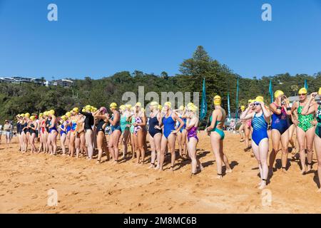 Bilgola Beach Ocean Swim, femmes Ladies 500m course, les femmes font la queue pour le début de la course, Blackmores Billy Ocean Swim course, Sydney, NSW, Australie 2023 Banque D'Images