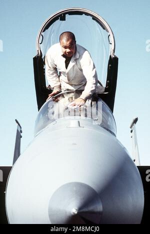 Chef d'équipage, SERGENT d'ÉTAT-MAJOR Ramel Hayley, 493rd escadron de chasse RAF Lakenheath, Royaume-Uni nettoie le pare-vent d'un aigle F15-C sur la rampe de la base aérienne de Sidi Slimane, Maroc, Afrique. Il fait partie du personnel et de l'avion de chasse déployés à Sidi Slimane AB dans le cadre de la bisannuelle African Eagle '96, un exercice d'entraînement conjoint États-Unis/Maroc. Des aviateurs de toute l'USAFE ainsi que des F-15C Eagle et F-15E Strike Eagle Fighters de RAF Lakenheath ont été formés dans des exercices aériens en direct avec les Royal Morocan Air Force F-5 et les Mirage F-1 Fighters. Objet opération/série : EAGL AFRICAIN Banque D'Images