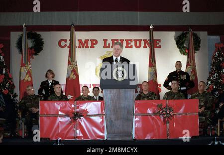 LE président AMÉRICAIN William Jefferson Clinton s'adresse aux familles des Marines et des marins, actuellement stationnés à la base du corps des Marines, au Camp Lejeune, en Caroline du Nord, ainsi qu'à la communauté de Jacksonville, à la maison commémorative Goettage Field. Le général Shalikashvili, Président, CHEF d'ÉTAT-MAJOR interarmées, le Sergent-major Lee, Sergent-major du corps des Marines, le général Charles C. Krulak, Commandant du corps des Marines, le Lieutenant-général Charles E. Wilhelm, Commandant des Forces maritimes de l'Atlantique, le Sergent-major Albert S. Wilson Jr., Sergent-major, Forces maritimes de l'Atlantique, Et le général de division Ray S. Banque D'Images