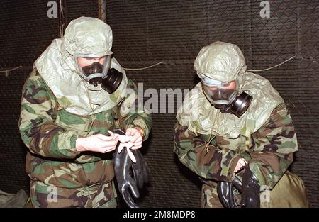 Deux aviateurs du groupe de base aérienne 61st ont mis leurs combinaisons chimiques. Date exacte prise de vue inconnue. Base : Los Angeles Air Force base État : Californie (CA) pays : États-Unis d'Amérique (USA) Banque D'Images