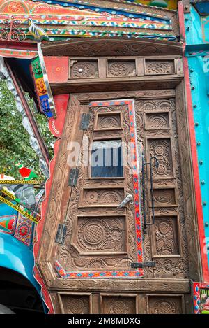 Détail d'un camion peint en couleur à l'atelier de Peshawar, Pakistan Banque D'Images