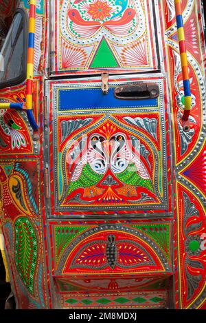 Détail d'un camion peint en couleur à l'atelier de Peshawar, Pakistan Banque D'Images