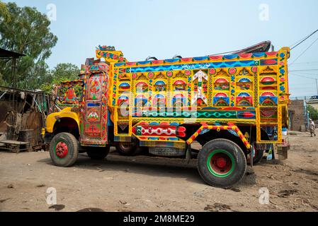 Camion peint en couleur à l'atelier, Peshawar, Pakistan Banque D'Images