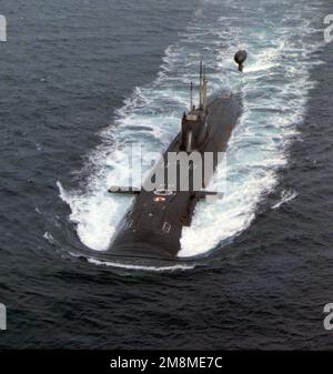 Arc aérien sur la vue (hors ligne de construction) d'un sous-marin d'attaque nucléaire de classe Victor III de la flotte nord russe en cours à vitesse modérée à élevée pendant une course de surface. Pays: Mer Baltique Banque D'Images