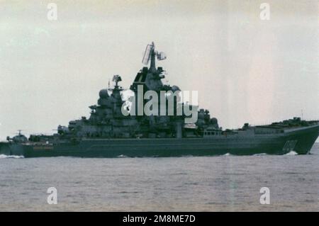 Vue aérienne à tribord du quartier de la flotte russe du Nord, classe Kirov, croiseur de missiles guidés à propulsion nucléaire, amiral Nakhimov (CGN-080) en cours. Pays: Mer Baltique Banque D'Images