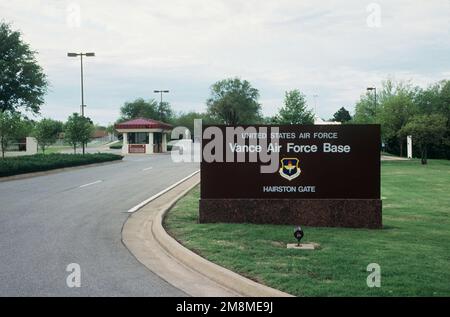 Vue rapprochée de l'affiche de base avec la porte principale en arrière-plan. Base: Vance Air Force base État: Oklahoma (OK) pays: Etats-Unis d'Amérique (USA) Banque D'Images