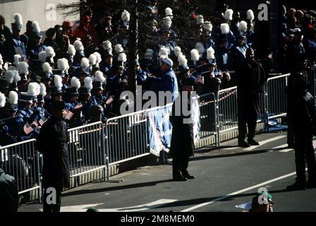 Les membres de la Compagnie E, 3rd US Infantry, The Old Guard, font partie de la rue cordon le long de 15th Street pendant le défilé présidentiel inaugural de 1997. État: District de Columbia (DC) pays: Etats-Unis d'Amérique (USA) Banque D'Images