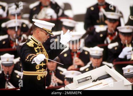 La bande du corps des Marines des États-Unis, dirigée par le lieutenant-colonel Timothy Foley du corps des Marines des États-Unis, se produit lors de la cérémonie d'assermentation inaugurale présidentielle de 1997. Base: Washington État: District de Columbia (DC) pays: Etats-Unis d'Amérique (USA) Banque D'Images