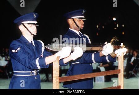 Les membres de la Garde d'honneur placent l'épée symbolique sur le stand devant la table de tête lors des cérémonies d'induction de l'ordre de l'épée pour LE MGÉN James L. Hobson, commandant du Commandement des opérations spéciales de la Force aérienne (AFSOC). Base: Hurlburt Field État: Floride (FL) pays: Etats-Unis d'Amérique (USA) Banque D'Images