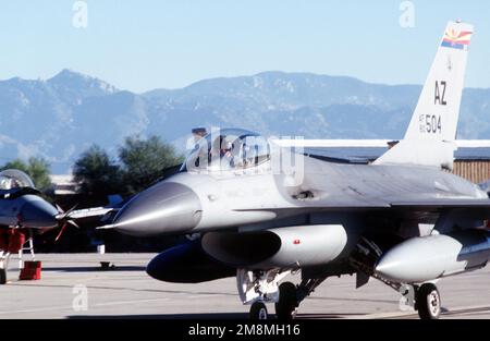 Un F-16 de la 162nd Fighter Wing attend l'autorisation de taxi à l'aéroport international de Tucson avant le décollage. Base: Tucson État: Arizona (AZ) pays: Etats-Unis d'Amérique (USA) Banque D'Images