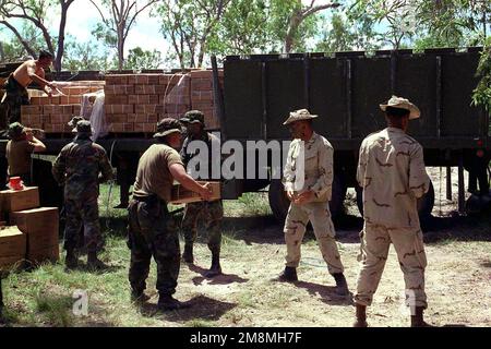 Les soldats de la Garde nationale de l'armée du Texas déchargent des fournitures d'un camion, aire d'entraînement de la baie de Shoalwater, pendant l'exercice TANDEM POUSSÉE '97. L'exercice combiné États-Unis/Australie aura lieu dans et autour de Queensland, Australie, 15 mars 1997. Objet opération/série: TANDEM POUSSÉE '97 base: Zone d'entraînement de Shoalwater Bay État: Queensland pays: Australie (AUS) Banque D'Images