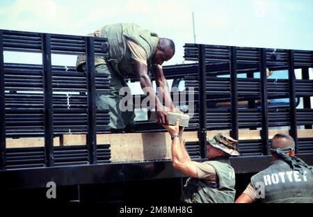 Casernes marines le personnel de maintenance de Minefield décharge les mines antichar désactivées pour la démolition. La station navale de Guantanamo Bay, à Cuba, déverse ses champs de mines obsolètes conformément à la directive du président William Jefferson Clinton. Base : Station navale, Baie de Guantanamo pays : Cuba (CUB) Banque D'Images