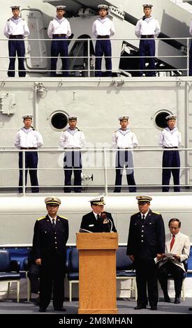 L'amiral BRENT M. Bennitt (au centre) de la Marine AMÉRICAINE, commandant de la Force aérienne navale du Pacifique, prend la parole au cours des cérémonies d'accueil de la République populaire de Chine. L'amiral Bennitt est accompagné de l'amiral Chinas He (à gauche) et de l'amiral Wang (à droite). C'est la première fois que des navires de guerre chinois traversent le Pacifique et visitent la zone continentale des États-Unis. Le destroyer de la classe Luhu HARIBING (DDG 112), le destroyer de la classe Luda II, ZHUHAI (DDG 166), et un navire d'approvisionnement, la classe Fusu, NANYUN (AOR/AK 953) (un seul destroyer chinois est montré dans cette image), arrêté à la Station navale de North Island, San Diego, Banque D'Images