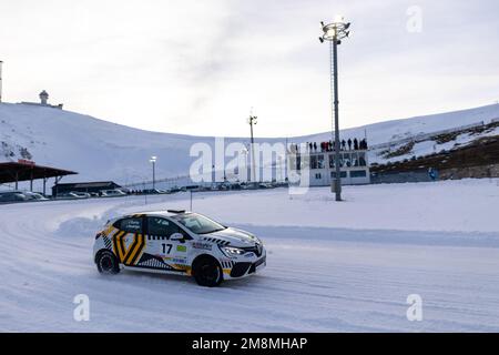 17A Jeremy SARHY (FR) CONCOURS BRUNET, action 17B Joaquin RODRIGO (ES) CONCOURS BRUNET, action lors du Trophée Clio Ice 2023 2023 - GSeries G1 sur le circuit Andorre - pas de la Casa, on 14 janvier 2023 à Encamp, Andorre - photo Damien Doumergue / DPPI crédit: DPPI Media/Alamy Live News Banque D'Images