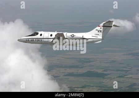 Une vue air-air d'un entraîneur T-1 Jayhawk, queue n° 644, affecté au Commandement de l'éducation et de l'instruction aériennes, 71st, escadre d'entraînement en vol, base aérienne Vance, Oklahoma. Le T-1 est utilisé pour la formation des pilotes de navires-citernes et de transport aérien. Base: Vance Air Force base État: Oklahoma (OK) pays: Etats-Unis d'Amérique (USA) Banque D'Images