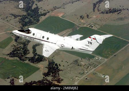 Une vue air-air d'un entraîneur T-1 Jayhawk, queue n° 644, affecté au Commandement de l'éducation et de l'instruction aériennes, 71st, escadre d'entraînement en vol, base aérienne Vance, Oklahoma. Le T-1 est utilisé pour la formation des pilotes de navires-citernes et de transport aérien. Base: Vance Air Force base État: Oklahoma (OK) pays: Etats-Unis d'Amérique (USA) Banque D'Images