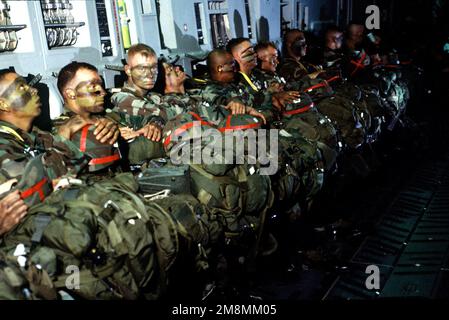 LES parachutistes DE l'armée AMÉRICAINE de la 82nd Airborne Division, fort Bragg, Caroline du Nord, à bord d'un C-17A de l'US Air Force pendant l'exercice CRISIS LOOK 97-03. Pope Air Force base, NC, 17 juin 1997. Objet opération/série: RECHERCHE DE CRISE 97-03 base: Pope Air Force base État: Caroline du Nord (NC) pays: États-Unis d'Amérique (USA) Banque D'Images