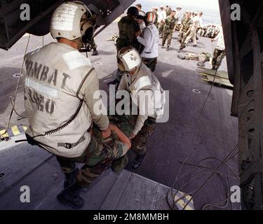 Marines du département de fret de combat USS PELELIU (LHA-5), retirer le personnel blessé d'un hélicoptère de levage lourd CH-53E Super Stallion qui est à bord du navire. Dans le cadre de cet exercice, le semoir à victimes multiples s'assure que toutes les mains sont préparées à une telle urgence. Sujet opération/série: NOYAU BLITZ '97 pays: Océan Pacifique (POC) Banque D'Images