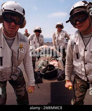 Marines de l'USS PELELIU (LHA-5) combat Cargo Department, soulever un blessé Marine dans une civière tout en effectuant un exercice de masse de victimes. Sujet opération/série: NOYAU BLITZ '97 pays: Océan Pacifique (POC) Banque D'Images