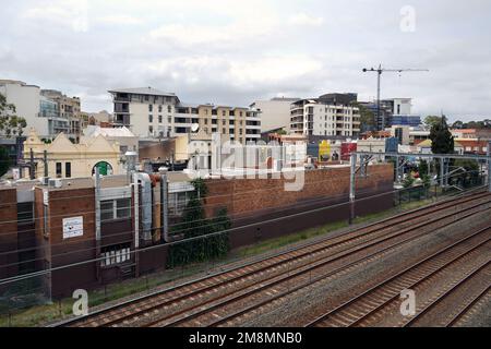 Sydney, Nouvelle-Galles du Sud - Australie -13-12-2019: Voies ferrées à la gare de Kogarah. Banque D'Images