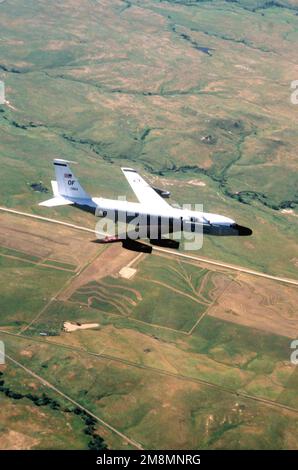 Vue aérienne de l'avion RC-135S Cobra ball de l'aile 55th survolant les Badlands du Dakota du Nord. Base: Offutt Air Force base État: Nebraska (ne) pays: Etats-Unis d'Amérique (USA) Banque D'Images