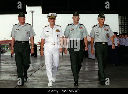 GÉN. John M. Shalikashvili (à l'extrême gauche), sous-amiral Walter F. Doran (au centre à gauche), Brig. GÉN. Richard J. Quirk, III (centre droit) et GEN. Wesley K. Clark (à l'extrême droite), inspecte les troupes pendant la cérémonie de changement de commandement du Commandement Sud des États-Unis (USSOUTHCOM). Base: Howard Air Force base pays: Panama (PAN) Banque D'Images