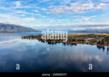 Reflet calme de la ville de te Anau sur le front de mer du lac de te Anau dans la Fiordland de Milford Sound en Nouvelle-Zélande. Banque D'Images