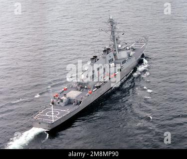 Vue oblique à tribord du destroyer de missile guidé USS MAHAN (DDG-72) en cours sur les essais en mer des constructeurs au large de la Nouvelle-Angleterre. Pays: Océan Atlantique (AOC) Banque D'Images