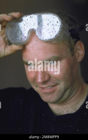 PERSONNEL SGT. Barry Kellog, un artisan de la structure affecté au Red Horse Squadron 820th, base aérienne de Nellis, Nevada, retire ses lunettes de sécurité après avoir lavé l'intérieur de l'Ascension Community High School, à Georgetown. L'école a été rénovée dans le cadre du premier exercice d'assistance humanitaire et civique mené entre les États-Unis et le Guyana. Des militaires de la Force aérienne, de la Réserve de la Force aérienne et de la Garde nationale, de l'Armée de terre, de la Garde nationale de l'Armée de terre et du corps des Marines ont participé à l'exercice, qui comprenait une formation en génie et en préparation médicale. Opét. Sujet Banque D'Images