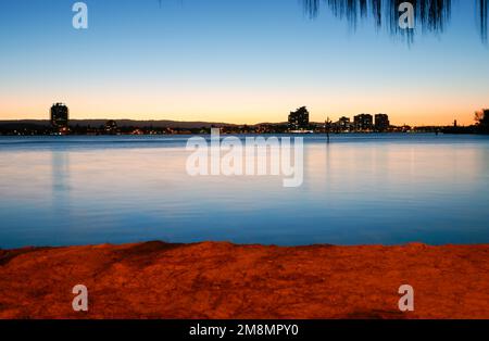 Vue au crépuscule sur la Nerang River jusqu'à Southport depuis le Spit at surfer's Paradise sur la Gold Coast dans le Queensland. Banque D'Images