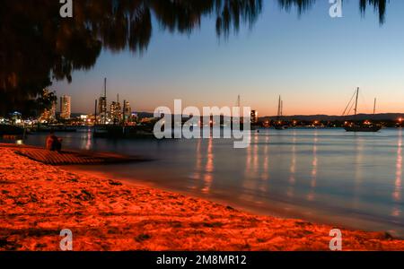 Vue au crépuscule sur la Nerang River jusqu'à Southport depuis le Spit at surfer's Paradise sur la Gold Coast dans le Queensland. Banque D'Images