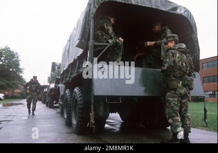 Des membres de la caméra de combat de la Force aérienne, de la Marine et des réservistes de l’Armée britannique embarquent à bord d’un camion militaire M35A2 pour se préparer à se rendre sur le terrain. Les étudiants du 621st Air Mobility Warfare Centre se déploient dans la zone d'exercice après avoir suivi une semaine d'enseignement en classe. Base: Fort dix État: New Jersey (NJ) pays: Etats-Unis d'Amérique (USA) Banque D'Images