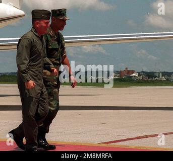 Le général Charles C. Krulak, commandant du corps des Marines, est escorté par le LT. GÉN. Frank Libbutti, commandant général, III Marine Expeditionary Force (MEF), à son arrivée à Okinawa. État: Okinawa pays: Japon (JPN) Banque D'Images