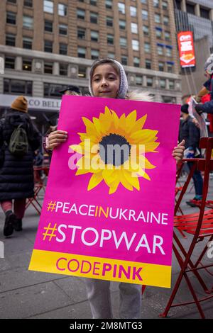 New York, États-Unis. 14th janvier 2023. Un manifestant contre la guerre, un jeune de six ans du Bronx, détient un signe pro-paix dans Times Square. Les participants ont appelé l'OTAN, une alliance de sécurité de 30 pays, à négocier une résolution pacifique après que le président russe Vladimir Poutine ait lancé une invasion à grande échelle de l'Ukraine il y a près de 11 mois. (Photo de Michael Nigro/Pacific Press) Credit: Pacific Press Media production Corp./Alay Live News Banque D'Images