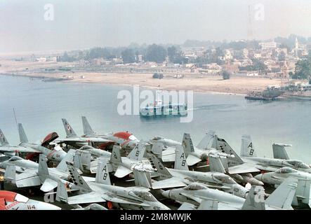 Les F-14B Tomcats et F/A-18C Hornets de la 1re Escadre aérienne Carrier remplissent le pont de vol du porte-avions à propulsion nucléaire USS GEORGE WASHINGTON (CVN 73) tout en passant par le canal de Suez. Suite à un ordre présidentiel de se diriger vers la région du golfe Persique, des éléments du groupe de bataille DE GEORGE WASHINGTON, dirigé par le transporteur, ont immédiatement quitté leur gare régulière dans la Méditerranée et ont commencé le passage de 7 jours vers le golfe, qui commence par un transit par le canal de Suez. GEORGE WASHINGTON se joindra au groupe de combat du porte-avions à propulsion nucléaire USS NIMITZ (CVN 68) déjà en poste. Les deux Banque D'Images