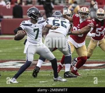 Californie, États-Unis. 14th janvier 2023. Le quarterback des Seahawks de Seattle Geno Smith (7) se lance contre le San Francisco 49ers dans le premier quart du jeu de caractères génériques NFC au stade Levi's à Santa Clara, Californie, samedi, 14 janvier 2023. Les 49ers ont vaincu les Seahawks 41-23. Photo de Terry Schmitt/UPI crédit: UPI/Alay Live News Banque D'Images