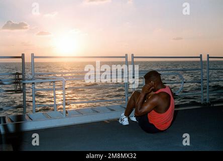 À bord du croiseur de missiles guidé (AEGIS) USS NORMANDY (CG 60). L’Adjudant-CHEF de la Marine AMÉRICAINE (Adjuc) Melvin White travaille à son temps de congé. Même en mer, les marins et les marins sont tenus d'effectuer des niveaux appropriés d'entraînement physique au moins trois fois par semaine. La NORMANDIE mène actuellement des opérations dans le golfe Persique avec le groupe de combat du porte-avions à propulsion nucléaire USS GEORGE WASHINGTON (CVN 73). Opération SOUTHERN WATCH, 5 décembre 1997. Objet opération/série: BASE DE VEILLE DU SUD: USS Normandy (CG 60) Banque D'Images