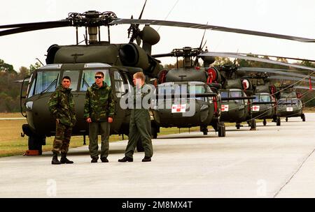 CW2 Chad Fredrick, CW2 Sean Woodman, et CW2 Tracy Stapleton, L/Company 1st-159th AV Regiment se tiennent près de leurs hélicoptères UH-60 en attente de l'arrivée de plus de 180 soldats revenant de LA FORCE OPÉRATIONNELLE TIGER, une opération militaire conjointe dans le golfe Persique avant les vacances de Noël. Sujet opération/série: TASK FORCE TIGER base: Charleston Air Force base État: Caroline du Sud (SC) pays: États-Unis d'Amérique (USA) Banque D'Images