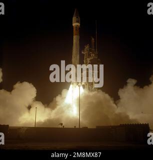 Une communication commerciale Galaxy VIII-I est lancée avec succès au sommet d'un Lockheed Martin Atlas II COMME véhicule de lancement. Le liftoff s'est produit à 6 h 52 Est le 8 décembre à partir du complexe de lancement 36B à Cape Canaveral. Base: Cape Canaveral État: Floride (FL) pays: Etats-Unis d'Amérique (USA) Banque D'Images